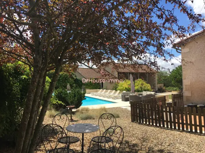 Maison 11 pièces de 377 m² - Angoulême (16000)