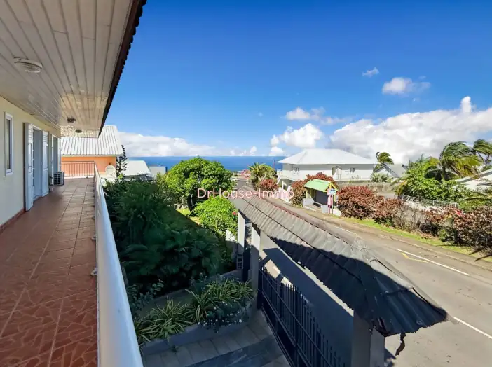 Maison 9 pièces de 217 m² - Petite-Île (97429)