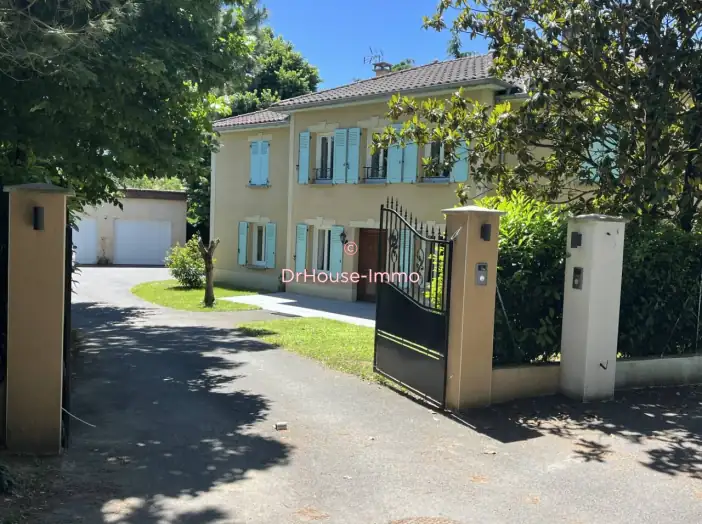 Maison 7 pièces de 210 m² - Saint-Cyr-au-Mont-d'Or (69450)