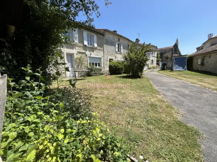 Maison 8 pièces de 213 m² - Sireuil (16440)