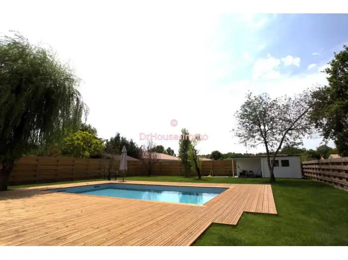 Maison 5 pièces de 215 m² - Saint-Sulpice-et-Cameyrac (33450)