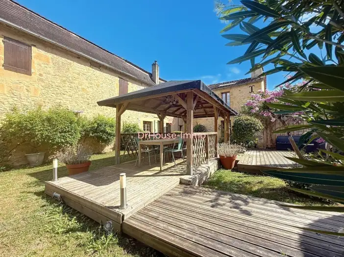 Maison 10 pièces de 240 m² - Mauzac-et-Grand-Castang (24150)