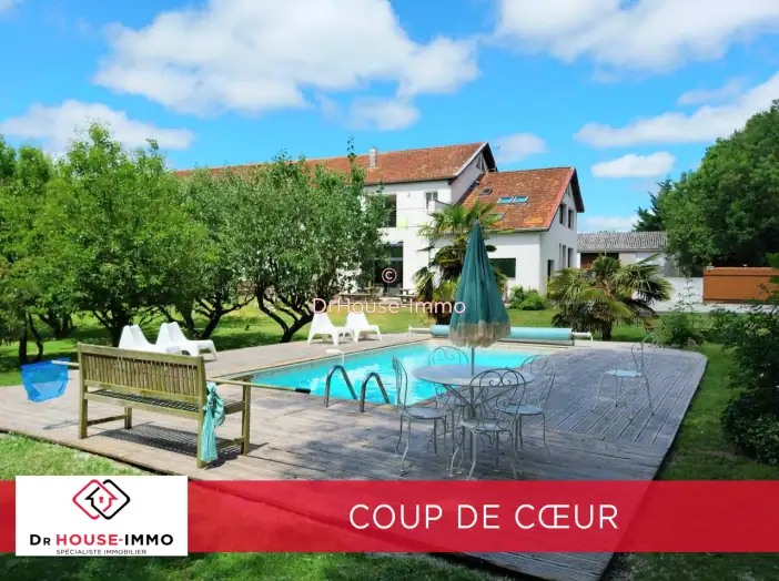 Maison 10 pièces de 291 m² - Vérines (17540)