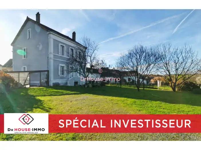 Immeuble 10 pièces de 256 m² - Jumilhac-le-Grand (24630)