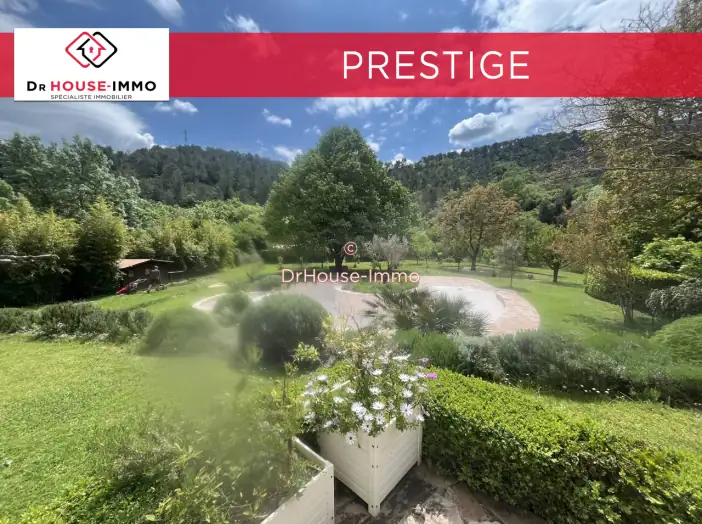 Maison 7 pièces de 250 m² - Méounes-lès-Montrieux (83136)