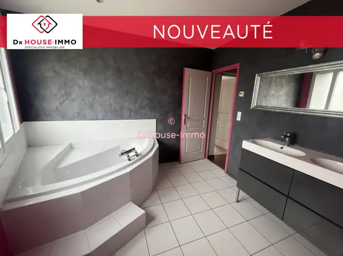 Appartement 6 pièces de 250 m² - Poitiers (86000)