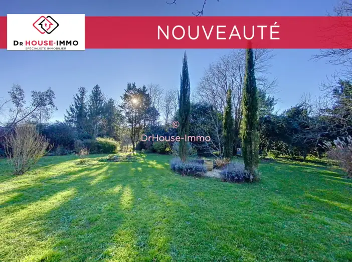 Maison 14 pièces de 281 m² - Agris (16110)