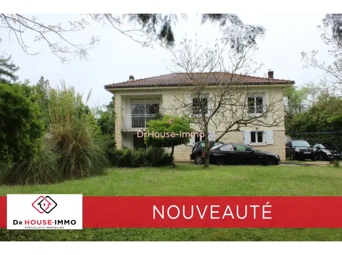 Maison 9 pièces de 160 m² - Roullet-Saint-Estèphe (16440)