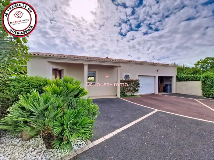 Maison 6 pièces de 215 m² - Saint-Gelais (79410)