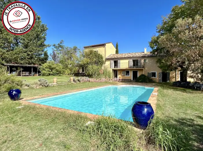 Maison 8 pièces de 180 m² - Villecroze (83690)