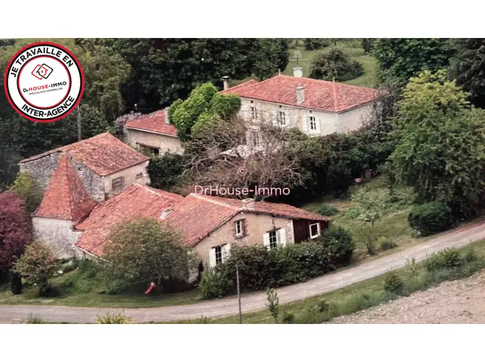 Maison 8 pièces de 288 m² - Chavenat (16320)
