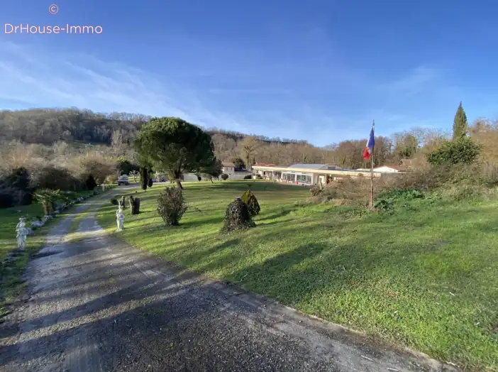 Maison 7 pièces de 295 m² - Le Vernet (09700)