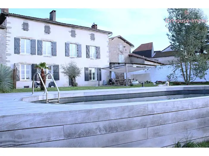 Maison 9 pièces de 311 m² - Confolens (16500)