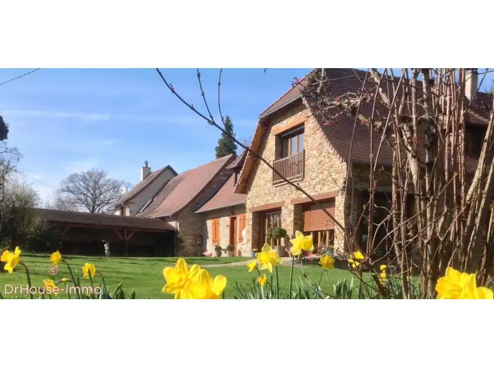 Maison 7 pièces de 280 m² - Saint-Yrieix-la-Perche (87500)