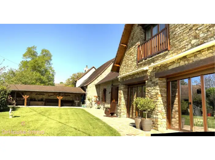 Maison 7 pièces de 280 m² - Saint-Yrieix-la-Perche (87500)