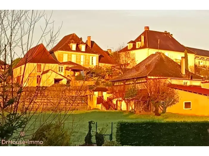 Immeuble 12 pièces de 400 m² - Excideuil (24160)