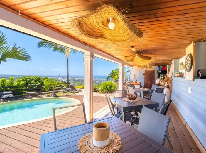 Maison 11 pièces de 237 m² - Étang-Salé (97427)