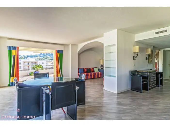 Appartement 2 pièces de 99 m² - Cavalaire-sur-Mer (83240)