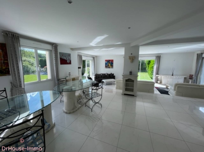 Maison de 260m² - 8 pièces