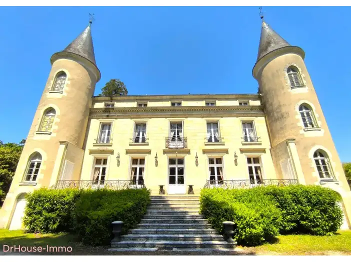 Château 30 pièces de 1 550 m² - La Roche-Posay (86270)