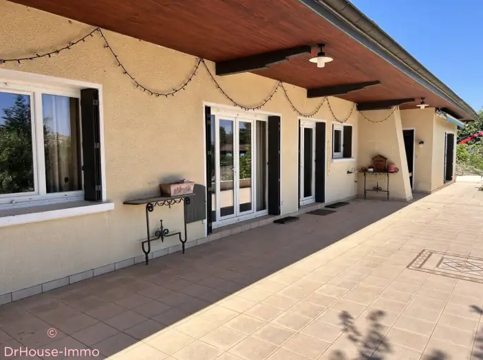 Maison 6 pièces de 205 m² - Saint-Bernard (01600)