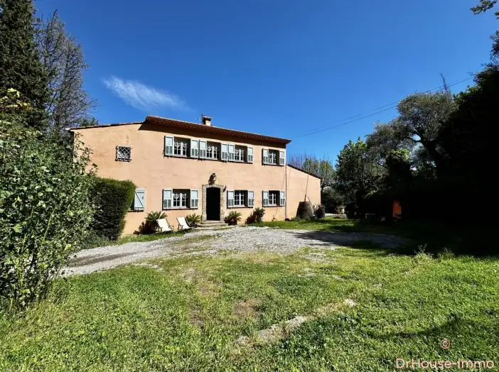 Maison 6 pièces de 199 m² - Grasse (06130)