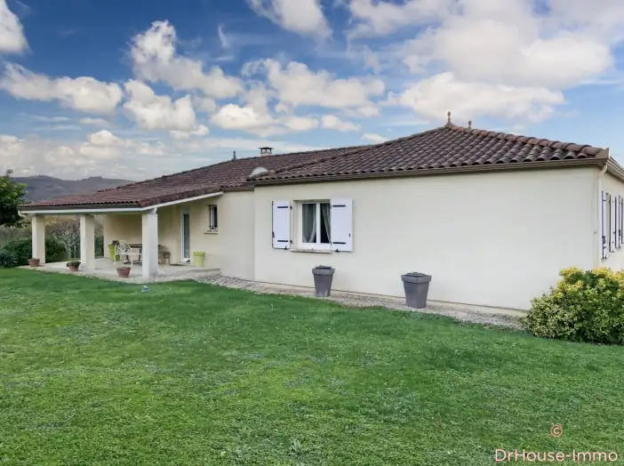 Maison 5 pièces de 152 m² - Belmont-Bretenoux (46130)