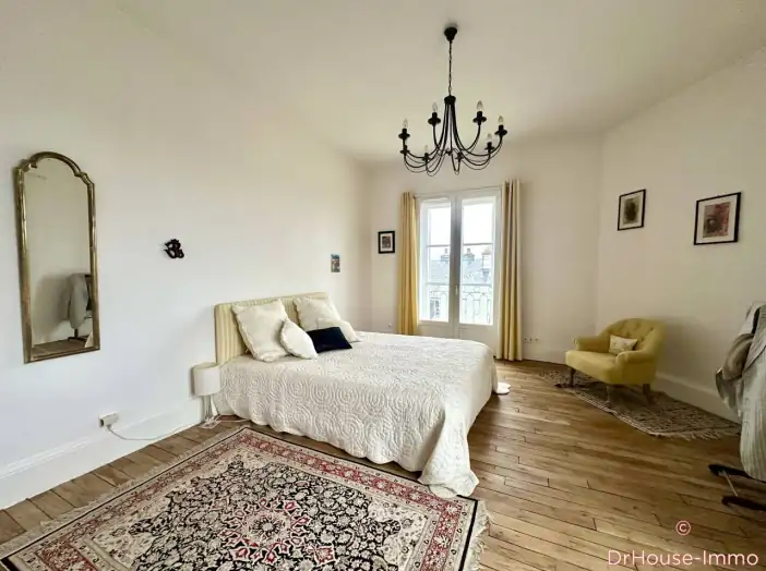 Appartement 6 pièces de 185 m² - Poitiers (86000)