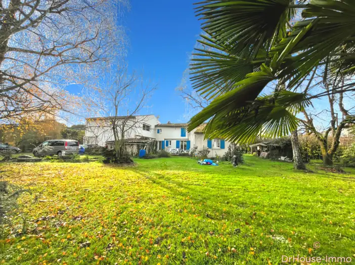 Maison 11 pièces de 290 m² - Meursac (17120)