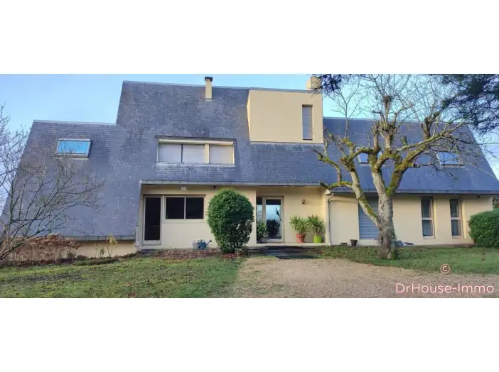 Maison 8 pièces de 378 m² - Souppes-sur-Loing (77460)