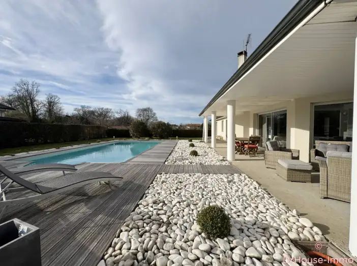 Maison 4 pièces de 200 m² - Ousse (64320)