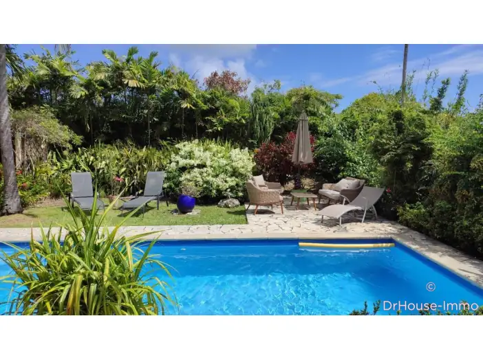 Maison 8 pièces de 160 m² - Saint-François (97118)