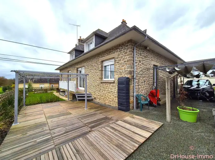 Maison 8 pièces de 169 m² - Gorron (53120)