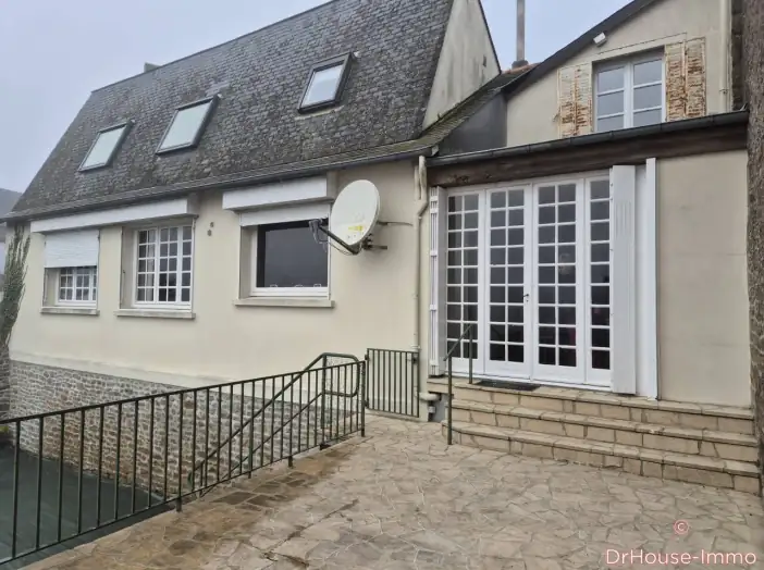 Maison 8 pièces de 225 m² - Gorron (53120)