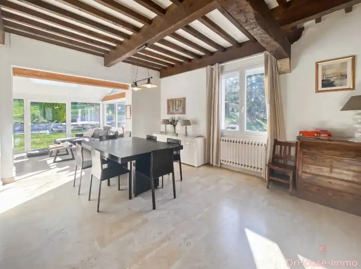 Maison 8 pièces de 285 m² - Saint-Céré (46400)