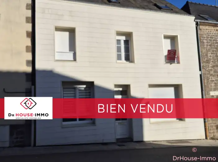 Maison 9 pièces de 203 m² - Gorron (53120)