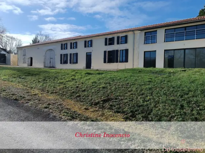 Maison 8 pièces de 258 m² - Barbezieux-Saint-Hilaire (16300)