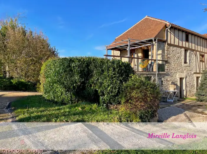 Maison 8 pièces de 195 m² - Frayssinhes (46400)