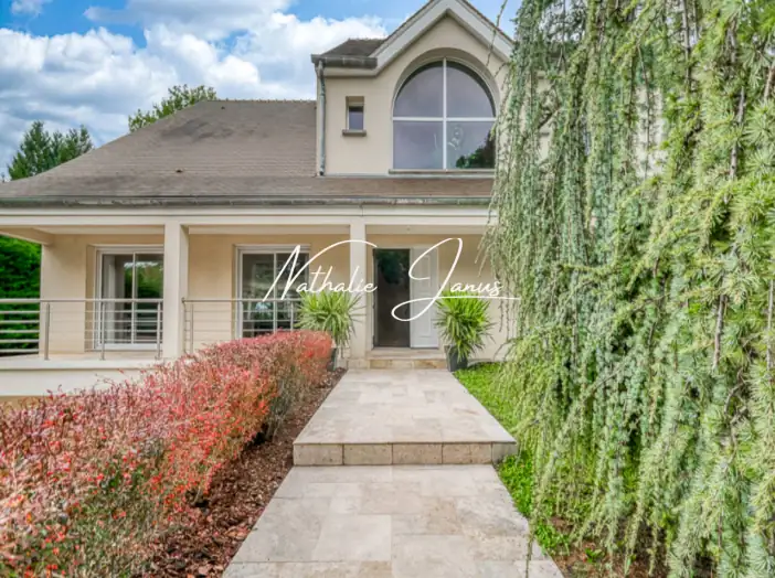 Maison 10 pièces de 307 m² - Cély (77930)