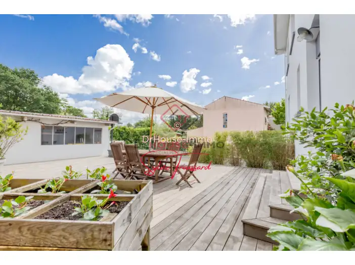 Maison 6 pièces de 180 m² - Mérignac (33700)