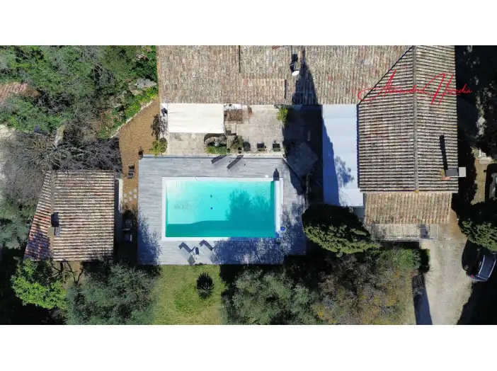 Maison 9 pièces de 190 m² - Saint-Quentin-la-Poterie (30700)