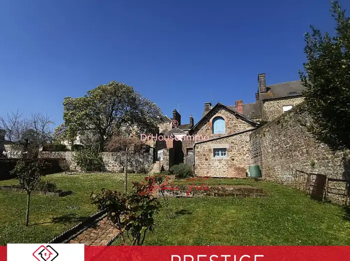 Maison 11 pièces de 240 m² - Ernée (53500)