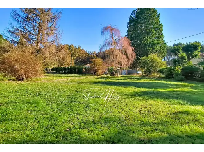 Terrain de 899 m² - Salles (33770)