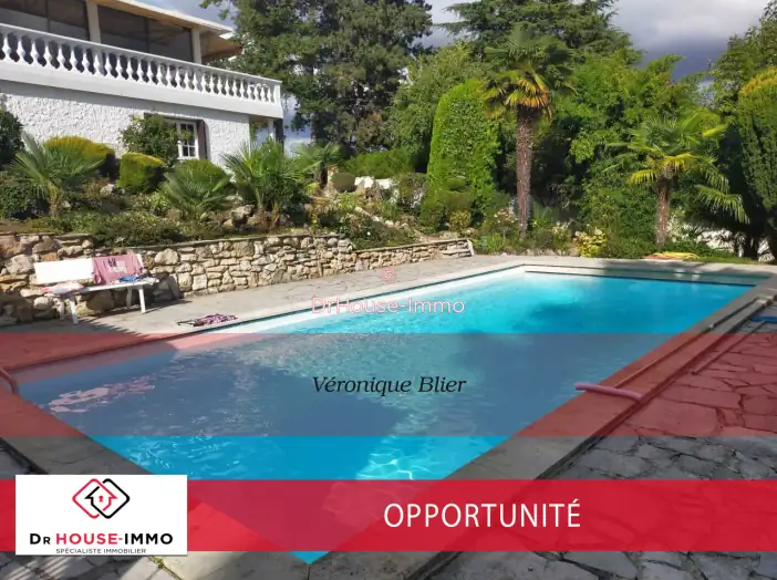 Maison 10 pièces de 250 m² - Maurecourt (78780)