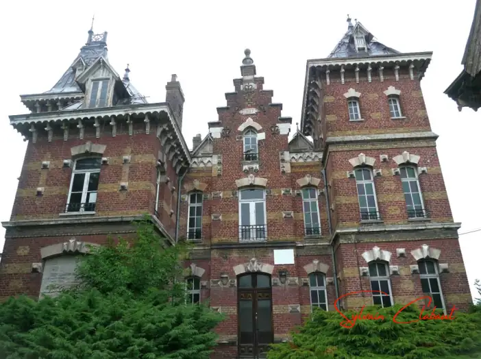 Château 14 pièces de 250 m² - Arques (62510)