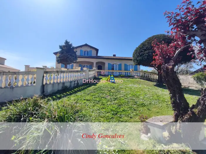 Maison 8 pièces de 198 m² - Roullet-Saint-Estèphe (16440)