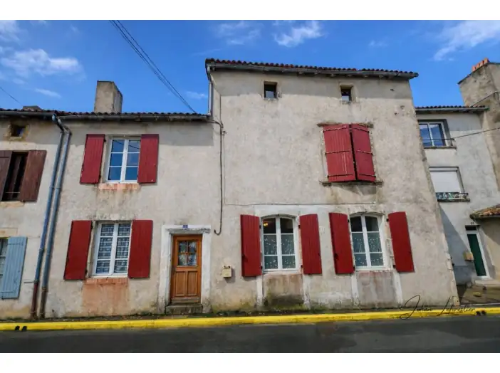 Maison 7 pièces de 237 m² - Civray (86400)