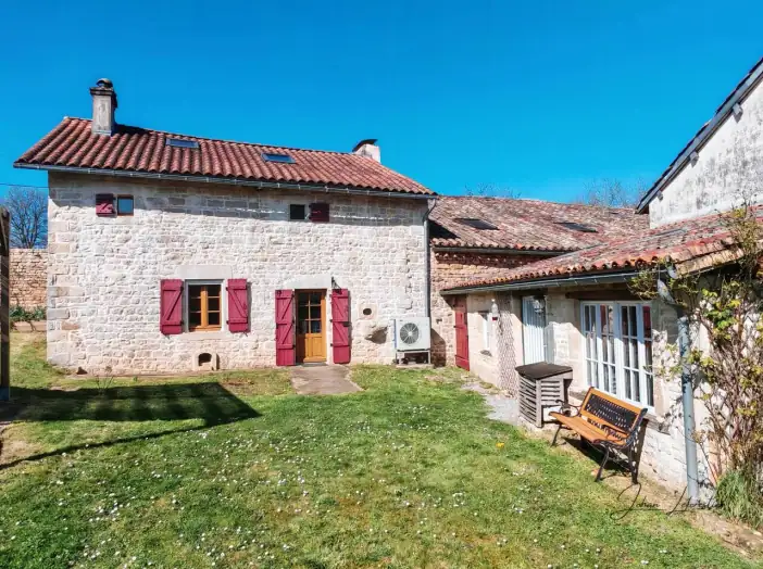 Maison 3 pièces de 90 m² - Lezay (79120)