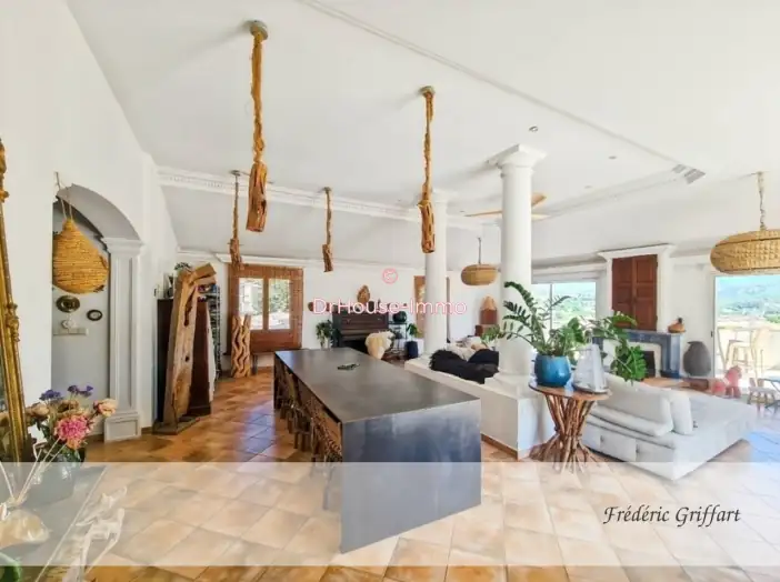 Maison 9 pièces de 200 m² - Gréoux-les-Bains (04800)