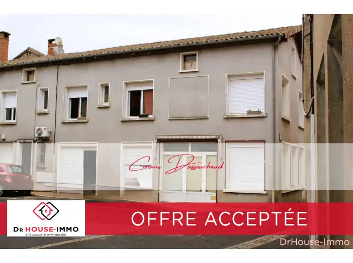 Immeuble 6 pièces de 156 m² - Chabanais (16150)